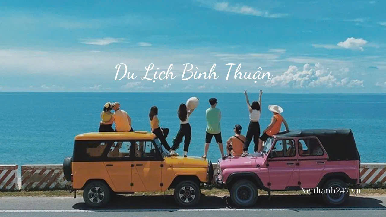 Hai chiếc xe Jeep màu sắc rực rỡ với nhóm bạn trẻ đang tận hưởng khung cảnh biển trời tươi đẹp tại Bình Thuận.